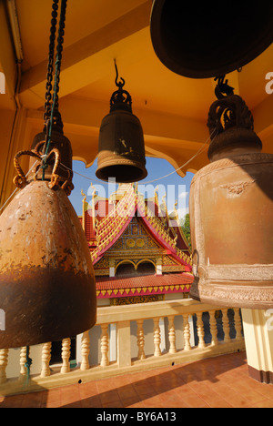 Cloches dans le clocher au Wat Pho Chai à Nong Khai, Thaïlande Banque D'Images