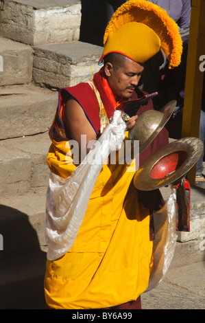 Chapeau jaune moine Gelugpa au festival Mani Rimdu à Tengboche monastère dans la région de l'Everest Népal Banque D'Images