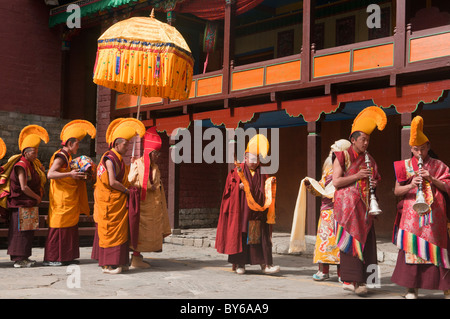 Les moines Gelugpa chapeau jaune au festival Mani Rimdu à Tengboche monastère dans la région de l'Everest Népal Banque D'Images