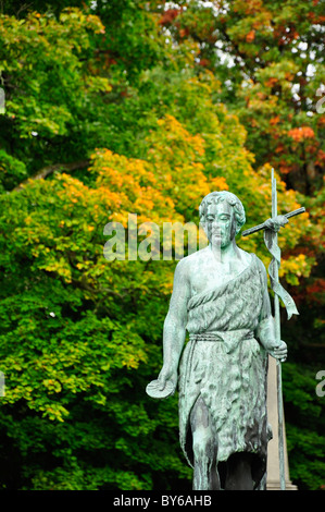 Un vieil homme statue en cimetière. Banque D'Images