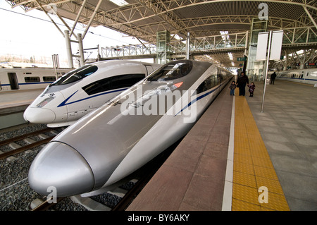 Super nouveau train chinois à Shanghai railway station. Banque D'Images