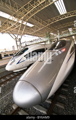 Super nouveau train chinois à Shanghai railway station. Banque D'Images