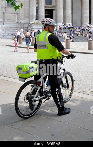 Ville de Londres sur l'agent de police de patrouille à vélo Banque D'Images