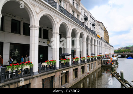 L'Alsterarkaden près de la rue Jungfernstieg à Hambourg, Allemagne. Banque D'Images