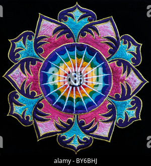 Hindou multicolore OM / AUM et motif de broderie fleur de lotus. Artisanat Indien Banque D'Images