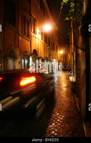 La pluie dans la nuit de Trastevere, Rome, Italie Banque D'Images