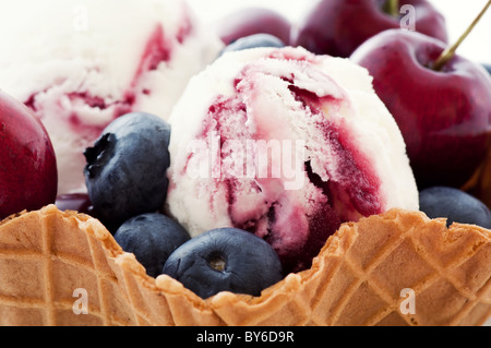 Boule de crème glacée avec fruits frais comme libre dans un bol gaufré Banque D'Images