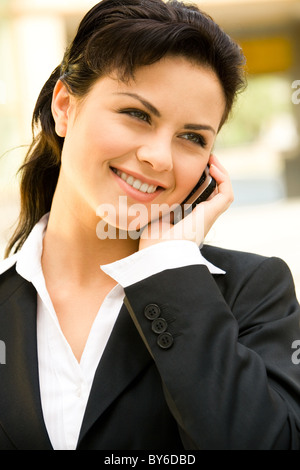 Profil de belle femme appelant par téléphone piscine Banque D'Images