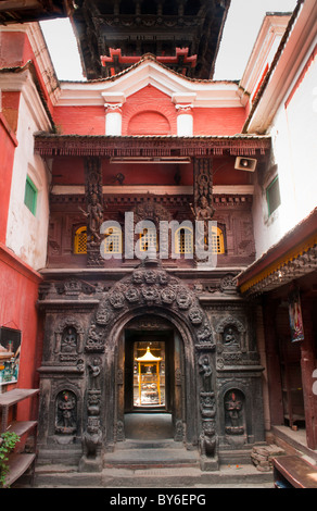 L'entrée du temple d'or dans l'ancienne Patan, près de Katmandou, Népal Banque D'Images