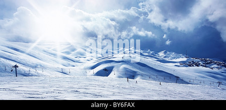 Hiver Ski de montagne paysage panoramique avec la neige, ciel ensoleillé et d'un télésiège Banque D'Images