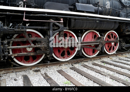 Vieille roue de locomotive à vapeur et des bielles Banque D'Images