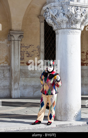 Personne dans un costume d'arlequin au Carnaval de Venise, Italie Banque D'Images