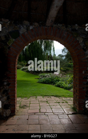 Vue depuis une maison d'été à Bressingham Gardens à Norfolk, en Angleterre. Banque D'Images