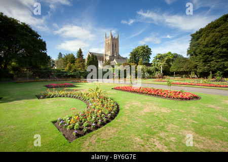 Cathédrale St Edmundsbury & jardins de l'abbaye sur une journée ensoleillée à Bury St Edmunds Banque D'Images