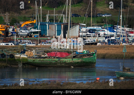 Vieux Bateau à voile vert délabré Banque D'Images