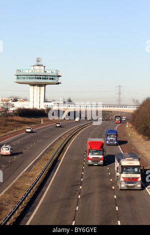 Le trafic routier sur l'autoroute M6 à Forton- maintenant connue sous le nom de Lancaster (Forton) Banque D'Images