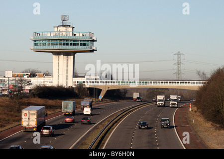 Le trafic routier sur l'autoroute M6 à Forton- maintenant connue sous le nom de Lancaster (Forton) Banque D'Images