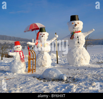 La famille bonhomme avec figures d'animaux, paysage d'hiver, la famille bonhomme, Schneemannfamilie Tierfiguren Winterlandschaft mit,, Banque D'Images