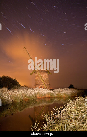 Brograve bazin capturés la nuit avec quelques star trails pendant une longue exposition sur les Norfolk Broads Banque D'Images