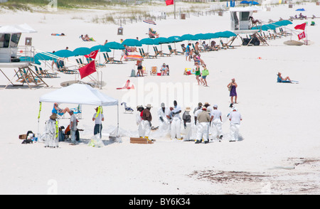 Les travailleurs du pétrole de BP sur Pensacola Beach à hauteur de la saison touristique Banque D'Images