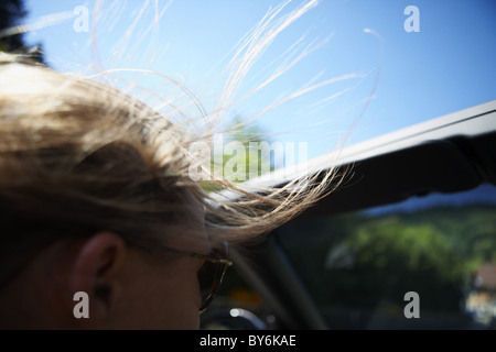 Woman riding un cabriolet, Forêt Noire, Bade-Wurtemberg, Allemagne Banque D'Images