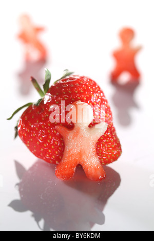 La sculpture de personnes étrangères aux fraises Banque D'Images