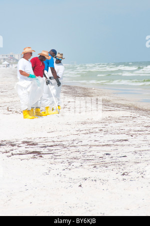 BP Oil spill travailleurs sur Pensacola Beach Banque D'Images