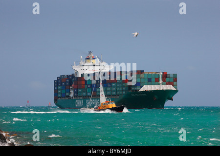 Conteneur navire s'approche du port de Miami. Banque D'Images