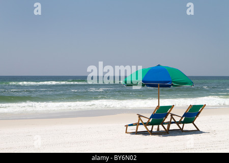 Deux chaises de plage et un parapluie s'asseoir sur le sable à Fort Walton Beach, en Floride. Banque D'Images