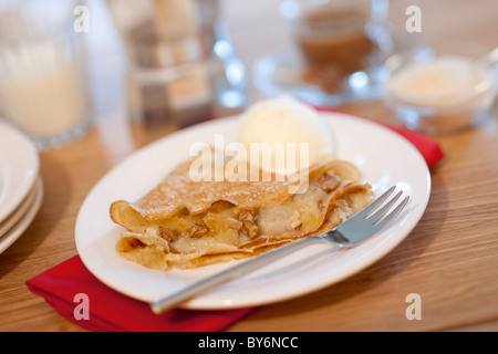 Crêpes et glaces sur une assiette. Banque D'Images