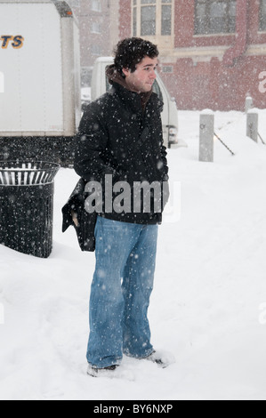 Carl Ciupi de Wakefield, MA attend patiemment le bus MBTA en direction sud sur la rue Main, à Wakefield, lors d'une forte tempête de neige Banque D'Images