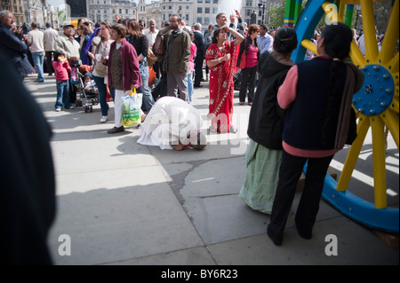 Dévot Hare Krishna priant lors de célébrations de Ratha Jatra la fête hindoue de chars, Trafalgar Square, London 2010 Banque D'Images