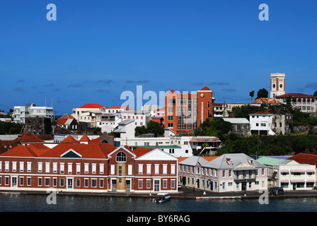 Vue de la ville et le littoral, St George's, Grenade, Caraïbes. Banque D'Images