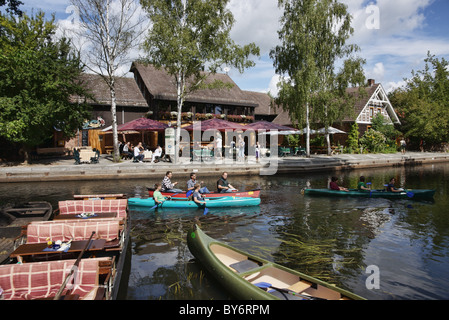 Restaurant Zum Hecht Froehlichen le long de la rivière Spree, Lehde, Spreewald, Land de Brandebourg, Allemagne Banque D'Images