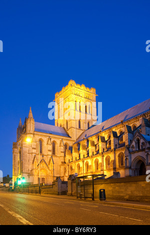 St Jean le Baptiste cathédrale catholique romaine éclairée la nuit à Norwich Banque D'Images