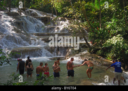 Les gens se tenant à Dunns River Falls, Ocho Rios, comté de Middlesex, en Jamaïque, Caraïbes. Banque D'Images