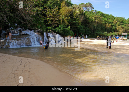 Les gens se tenant à Dunns River Falls, Ocho Rios, comté de Middlesex, en Jamaïque, Caraïbes. Banque D'Images