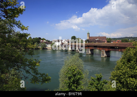 Vue sur le pont couvert de la frontière suisse sur le Rhin, de Bad Säckingen, Haut Rhin, Forêt Noire, Baden-Wuert Banque D'Images