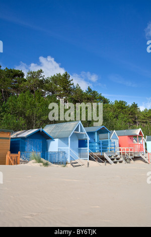 Cabines colorées dans des puits à côté de la mer sur la côte nord du comté de Norfolk sur un matin d'été Banque D'Images