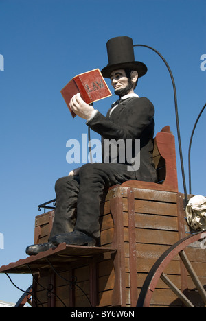 Railsplitter chariot couvert conduit par Abe Lincoln la lecture d'un livre de droit ; www.abe66.com ; 1006 Woodlawn Road lincoln Illinois US Banque D'Images