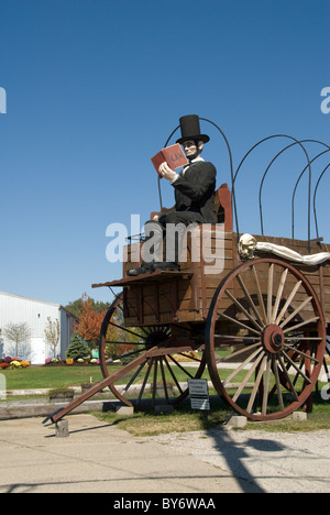 Railsplitter chariot couvert conduit par Abe Lincoln la lecture d'un livre de droit ; www.abe66.com ; 1006 Woodlawn Road Lincoln Illinois US Banque D'Images