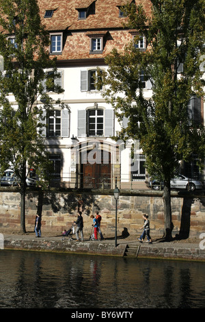 France Alsace Strasbourg dimanche après-midi ensoleillée côté canal bâtiment à colombages Fenêtres et volets Banque D'Images