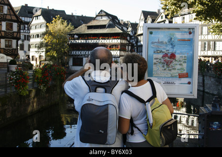 France Alsace Strasbourg dimanche après-midi ensoleillée côté canal bâtiment à colombages Fenêtres et volets Banque D'Images