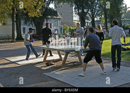 France Alsace Strasbourg dimanche après-midi ensoleillée côté canal jeu de ping-pong dans le parc Banque D'Images