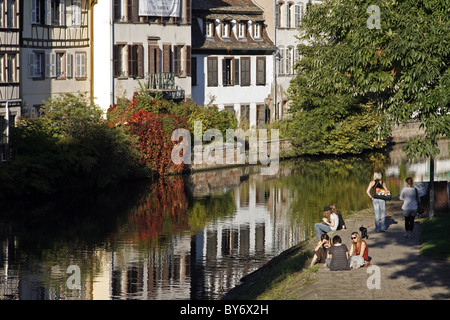 France Alsace Strasbourg dimanche après-midi ensoleillée côté canal bâtiment à colombages Fenêtres et volets Banque D'Images