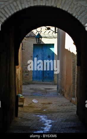 Rue étroite et archway à Ouled el hadef quart de Tozeur, Tunisie Banque D'Images