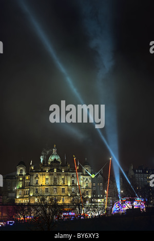 Edinburgh Hogmanay street juste sur une nuit de brouillard Banque D'Images