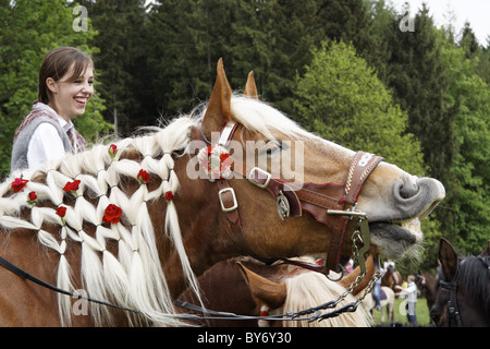 Roses tissées dans une crinière de cheval, Georgiritt traditionnel au moyeu-chapelle, Penzberg, Haute-Bavière, Allemagne Banque D'Images