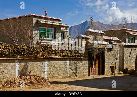 Maison dans village tibétain sur la route de l'aéroport Lhasa Gonggar de Lhassa au Tibet Chine. JMH4422 Banque D'Images