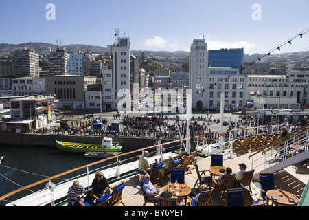 Les gens sur le pont du bateau MS Deutschland (Deilman Cruises) et vue sur ville comme départ du navire, Valparaiso, Chili, l'Amer Banque D'Images